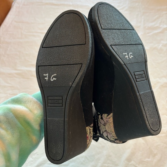 Toms Kelsey ankle boots Black graphic floral rounded toe wedge SZ 8 NWOT - Picture 11 of 14